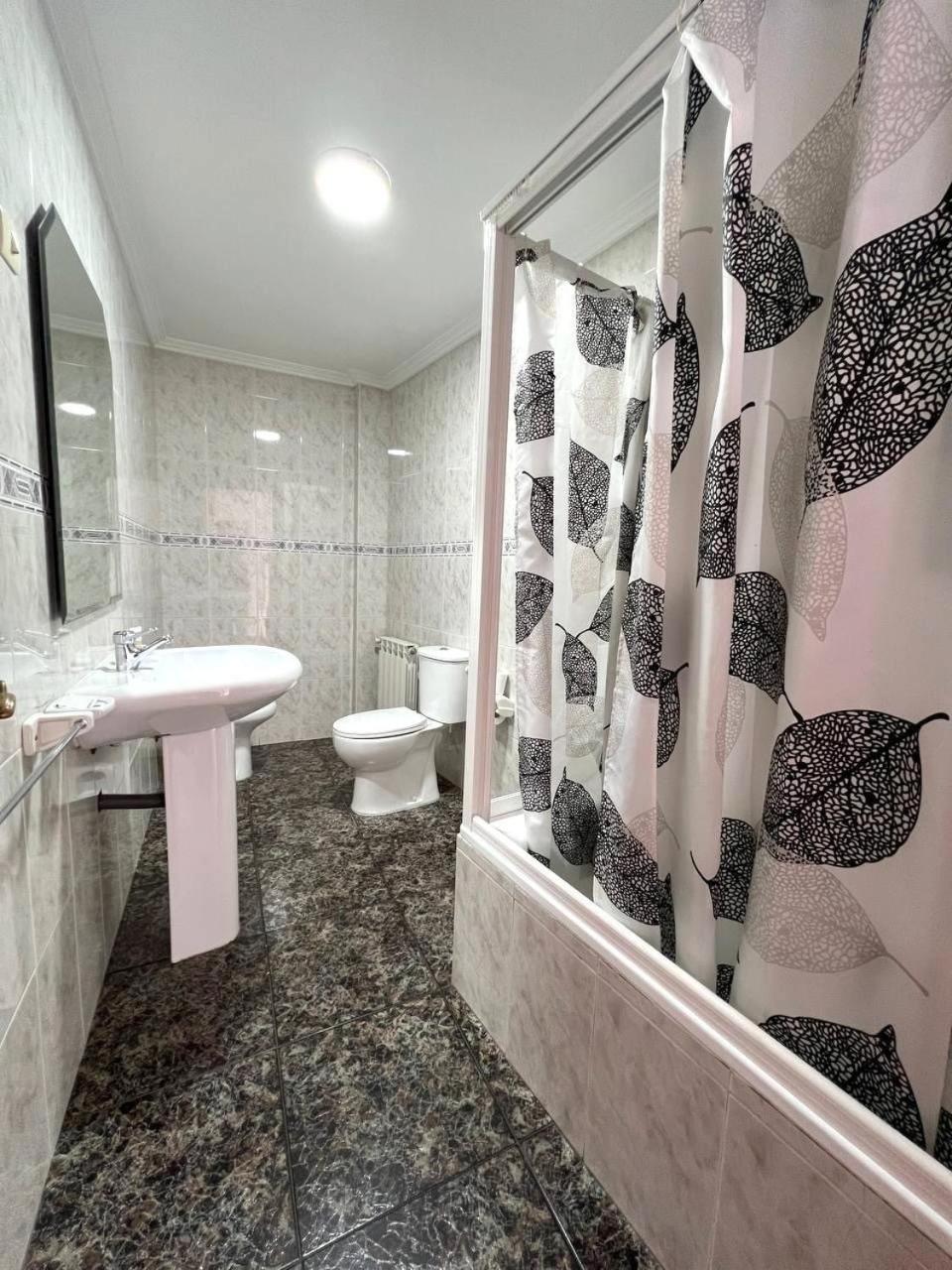 Hotel Corcubion Playa De Quenxe Стая снимка
